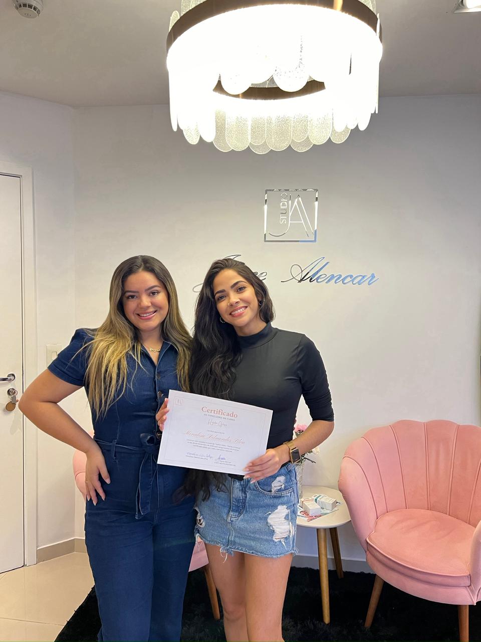Aluna formada com certificado - Studio Joyce Alencar