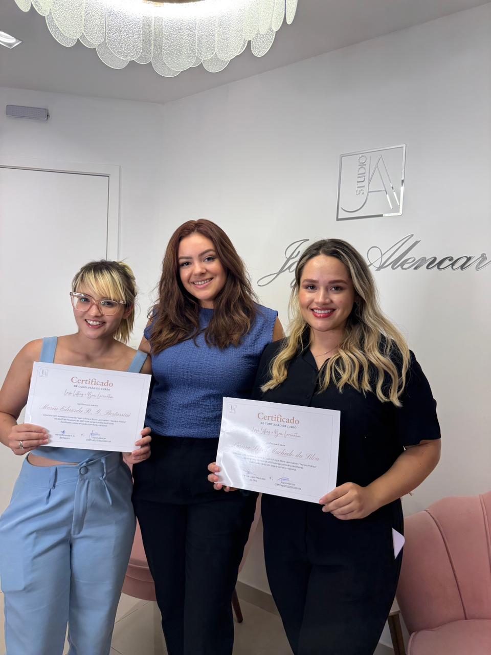 Aluna formada com certificado - Studio Joyce Alencar