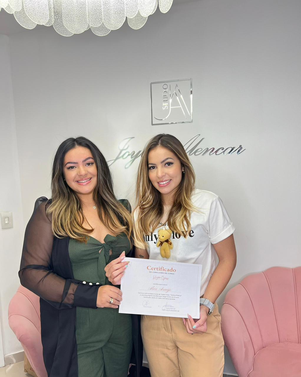 Aluna formada com certificado - Studio Joyce Alencar