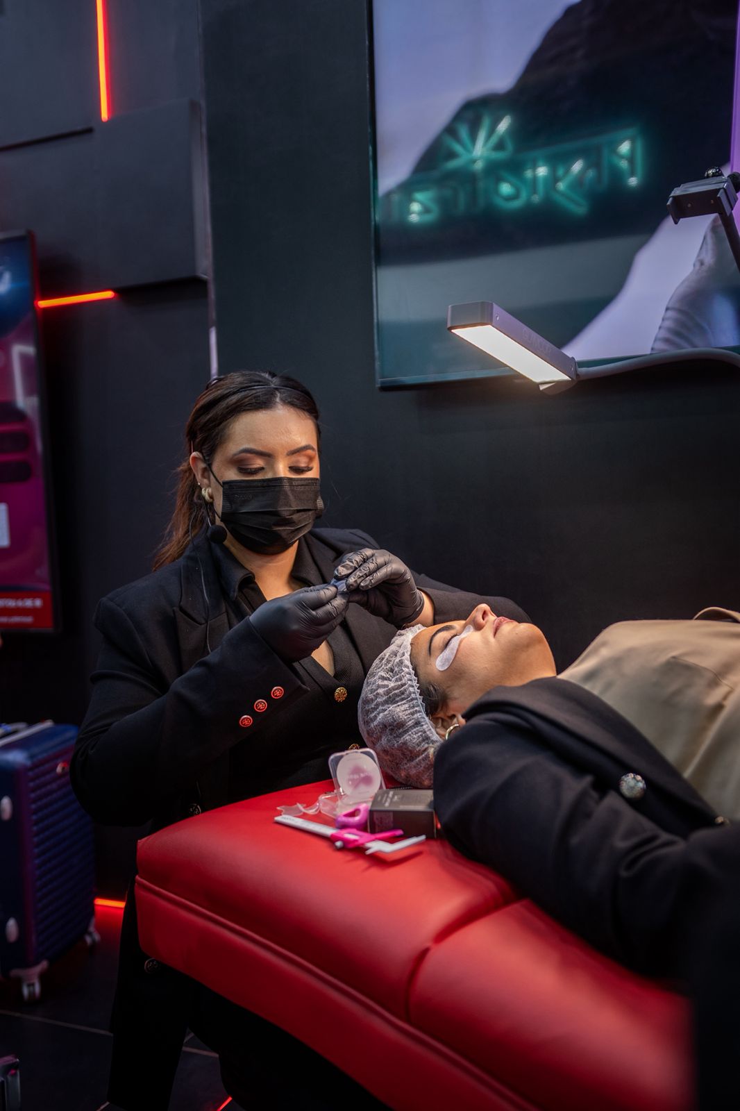 Joyce Alencar representando a The Lashes Co. em feira de cosméticos